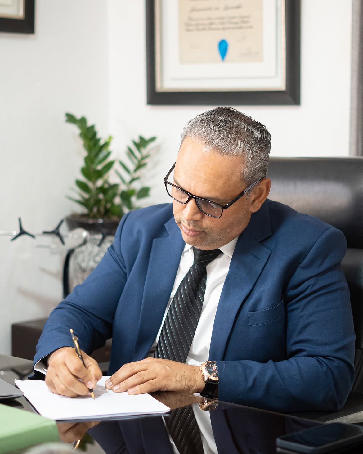 Profesional de Jiménez & Jiménez revisando documentación