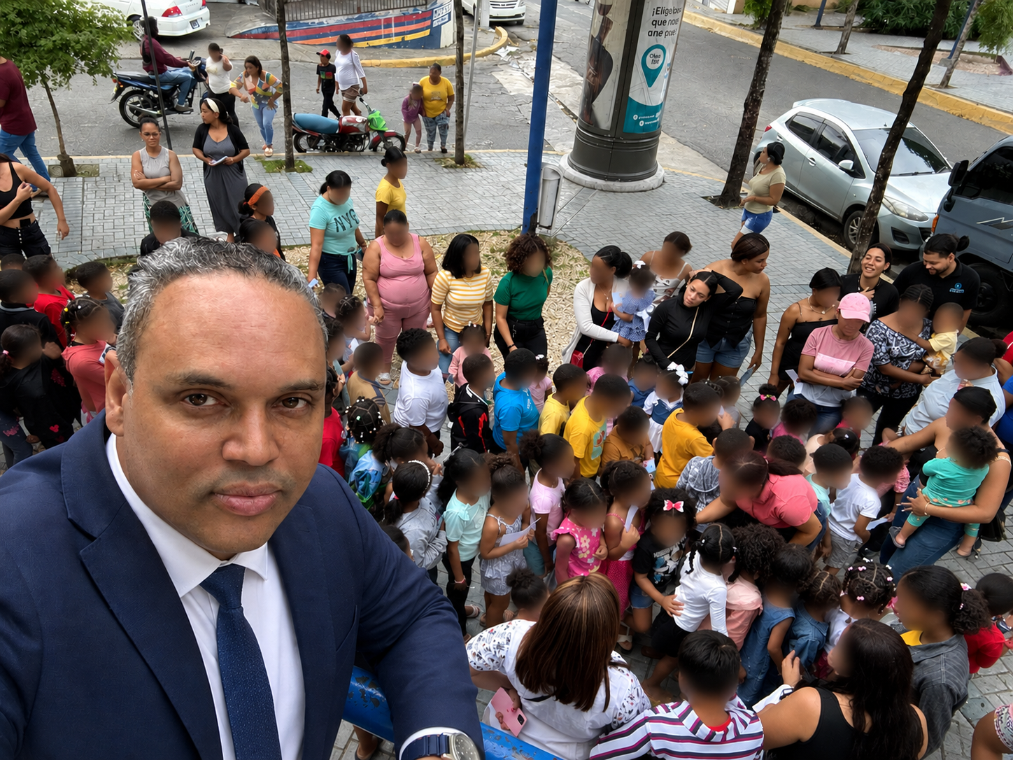 Niña recibiendo un juguete durante una actividad comunitaria