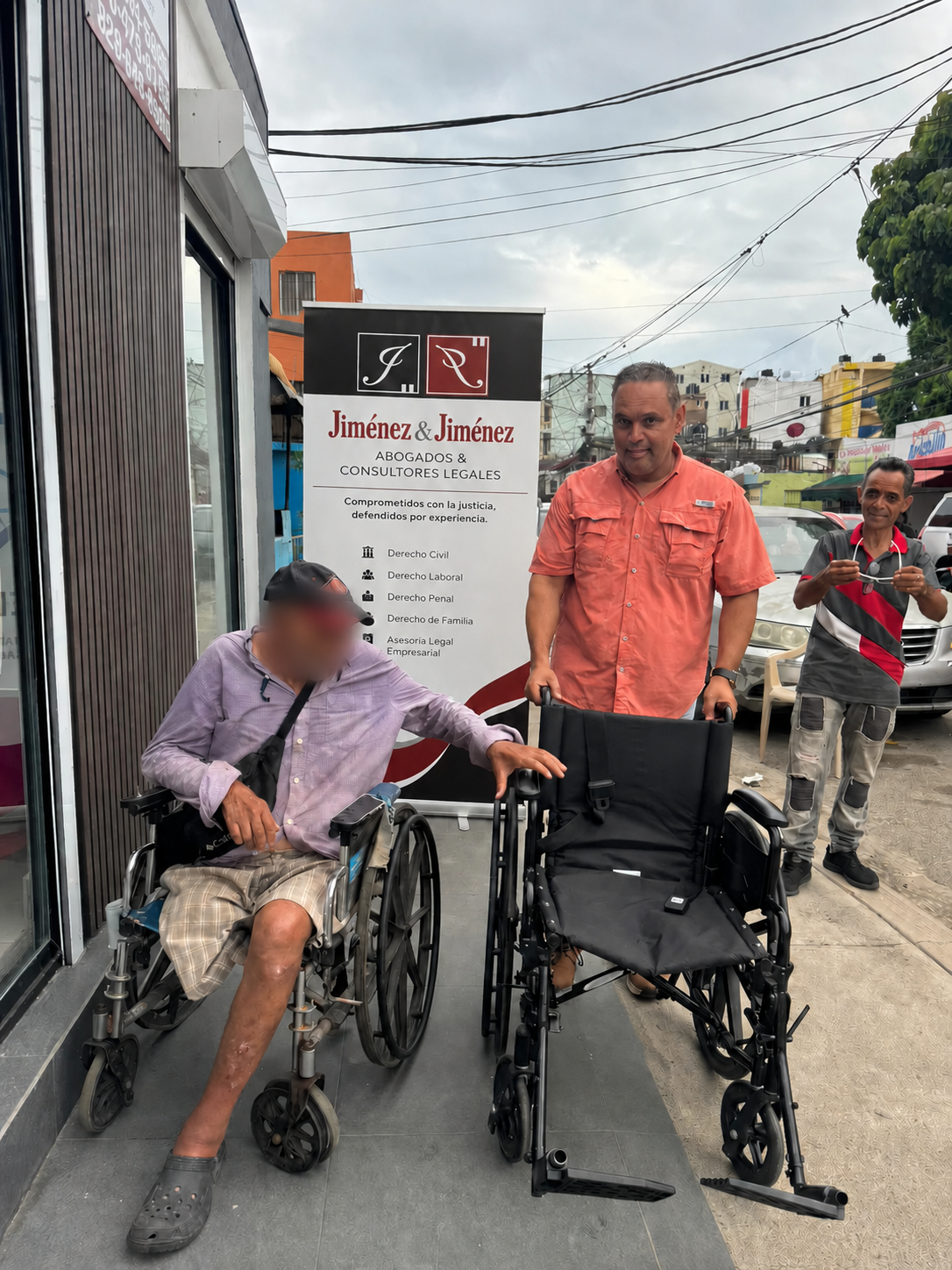 Entrega de una silla de ruedas a una persona de la comunidad